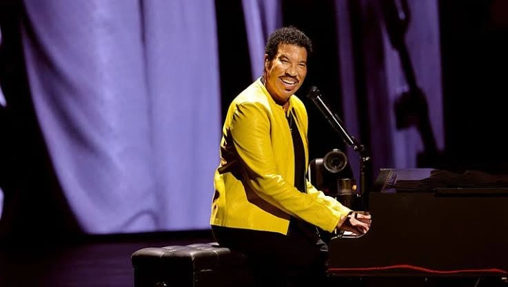 Lionel Richie Hospitalized After Falling Ill During Missouri Concert